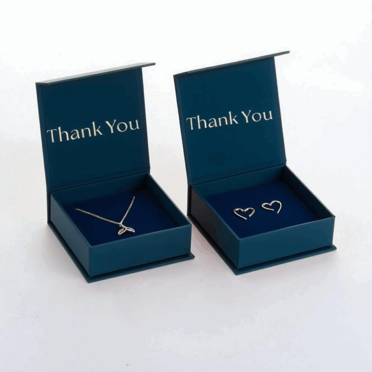 Vad är magnetiska stängningslådor för hängsmycke halsband ring armband armband? 2 Magnetiska förslutningsboxar för hänge halsband ring armband armband